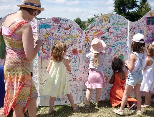 Carte postale géante en arts plastiques et dessin